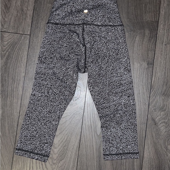 Lululemon Wunder Under Hi-Rise Size 4 with a 17" Inseam Crackle Jaquard - Picture 13 of 16